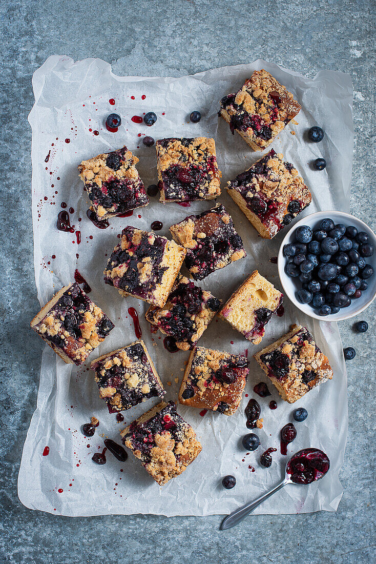 Yeast dough cake with blueberries and crumble topping