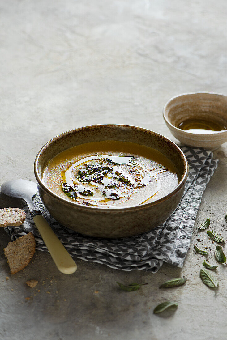Jerusalem artichoke soup with sage
