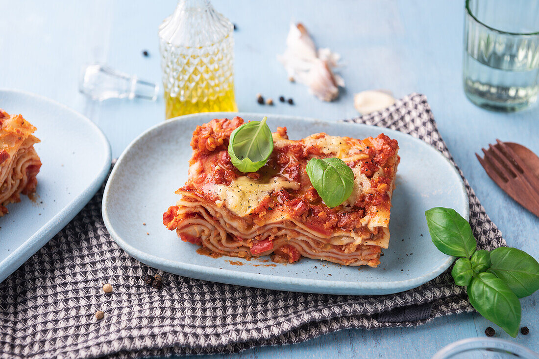 Vegane Lasagne mit 'Bolognese' aus Linsen, Gemüse und Sojahack