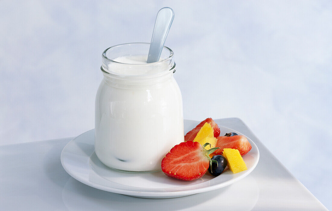 Naturjoghurt mit frischen Früchten