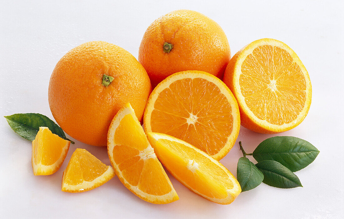Ganze und aufgeschnittene Orangen