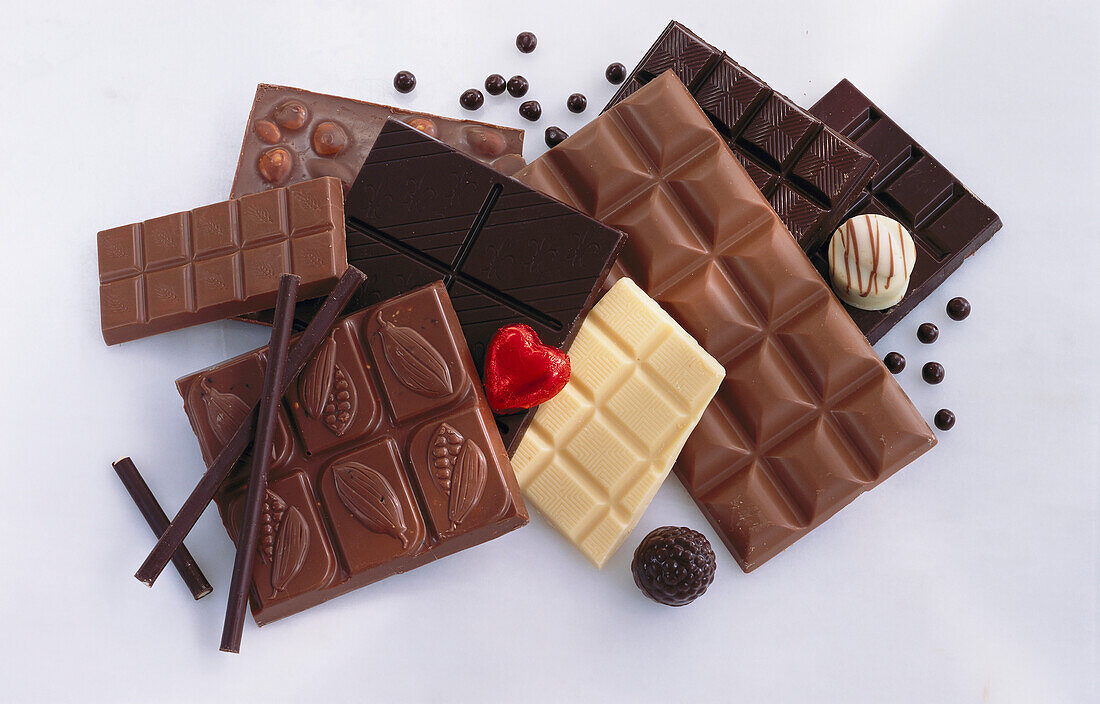 Verschiedene Schokoladentafeln und Schokoladenprodukte