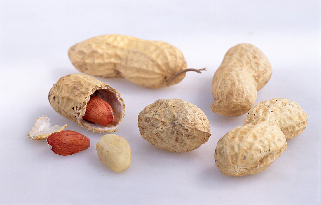 Whole and cracked peanuts