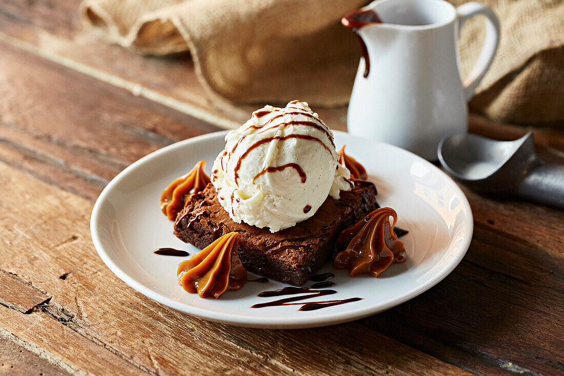 Schokoladenbrownie serviert mit Eis