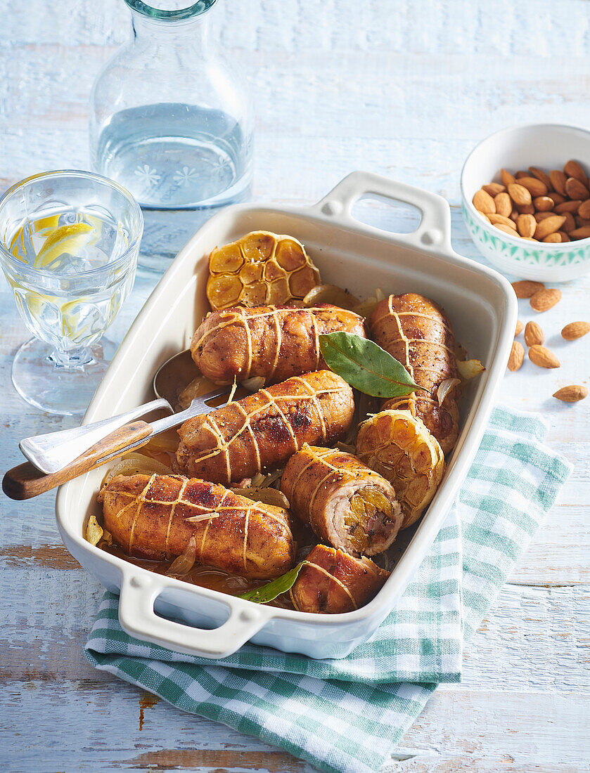 Gefüllte Schweinerouladen mit Mandeln und getrockneten Aprikosen