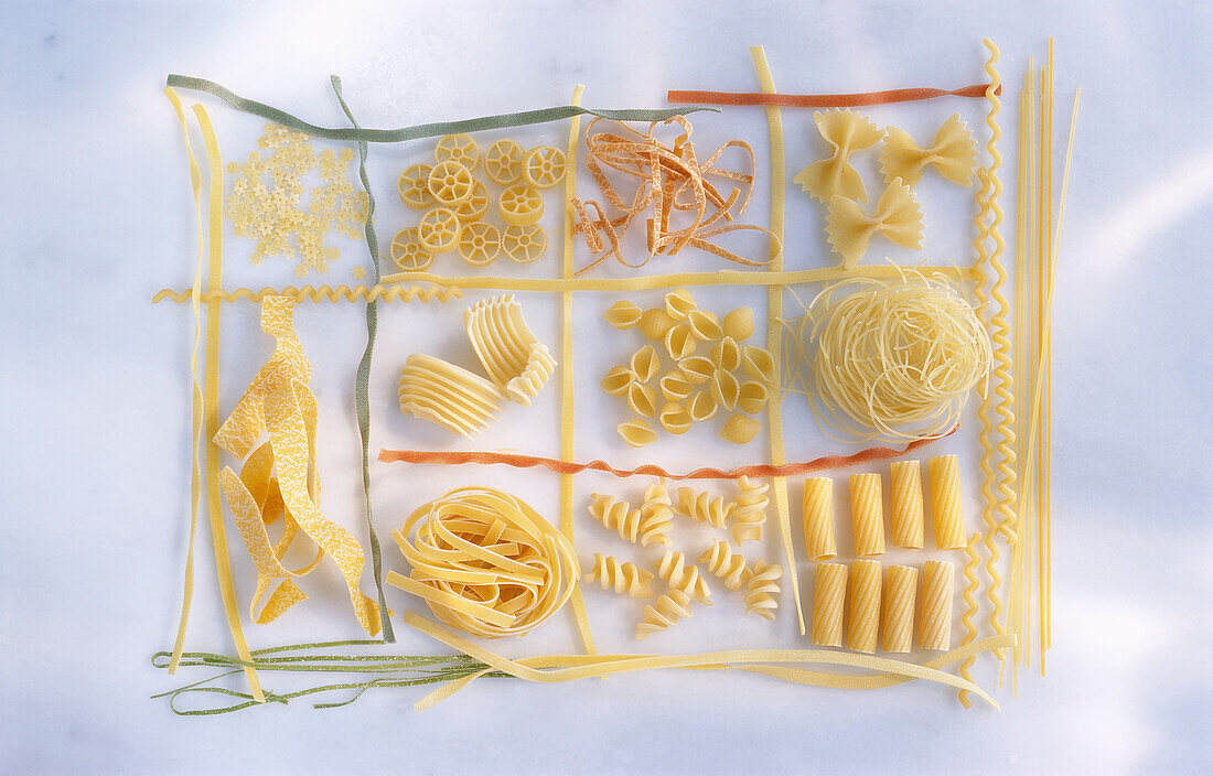 Pasta-Variationen in symbolischem Setzkasten