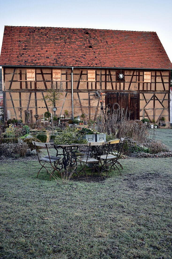 Gartentisch vor Scheune beim Frost