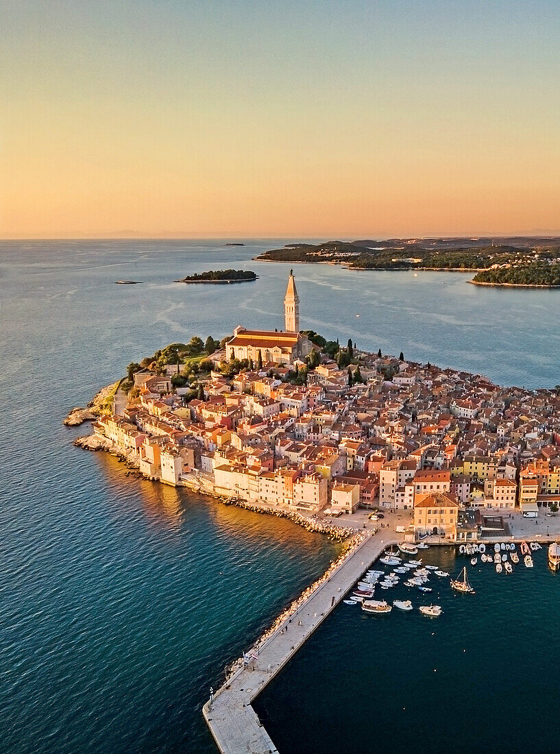Blick auf die Hafenstadt Rovinj, Istrien, Kroatien