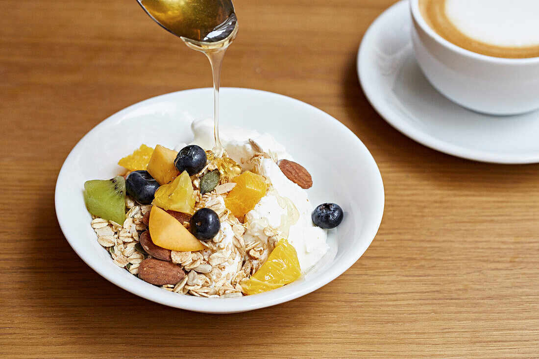 Müsli mit Joghurt, frischem Obst und Honig