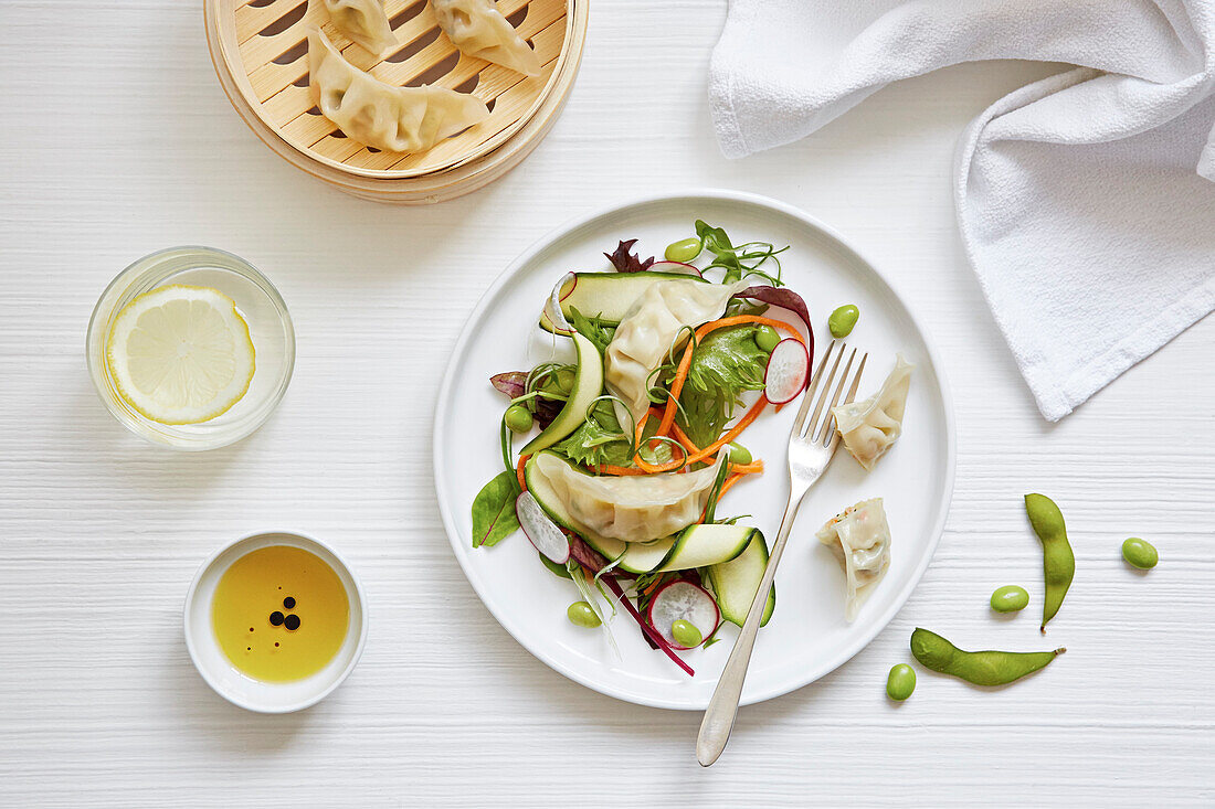 Gyoza (Japanische Teigtaschen) mit frischem Salat und Edamame