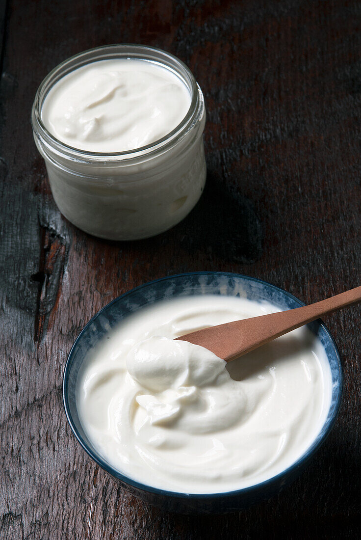 Griechischer Joghurt in einer Schale und im Glas
