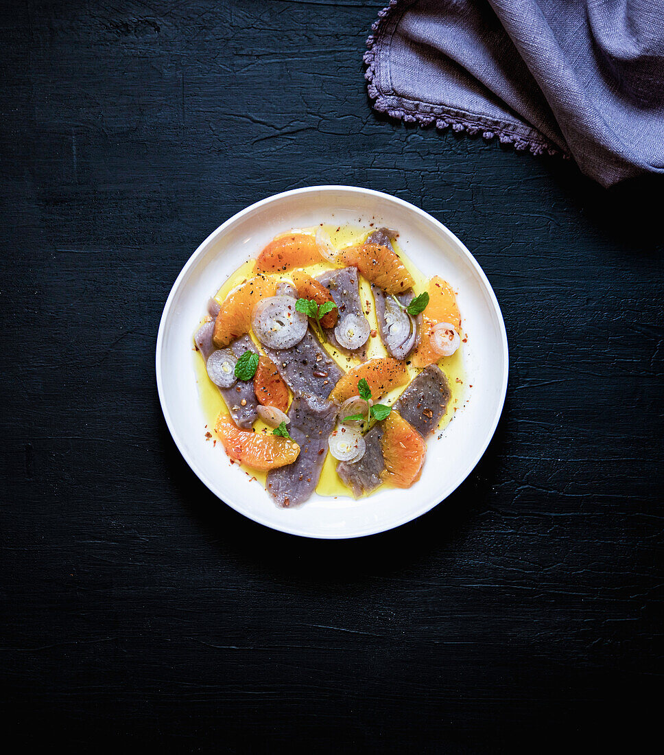 Thunfisch-Ceviche mit Orangen und Zwiebeln