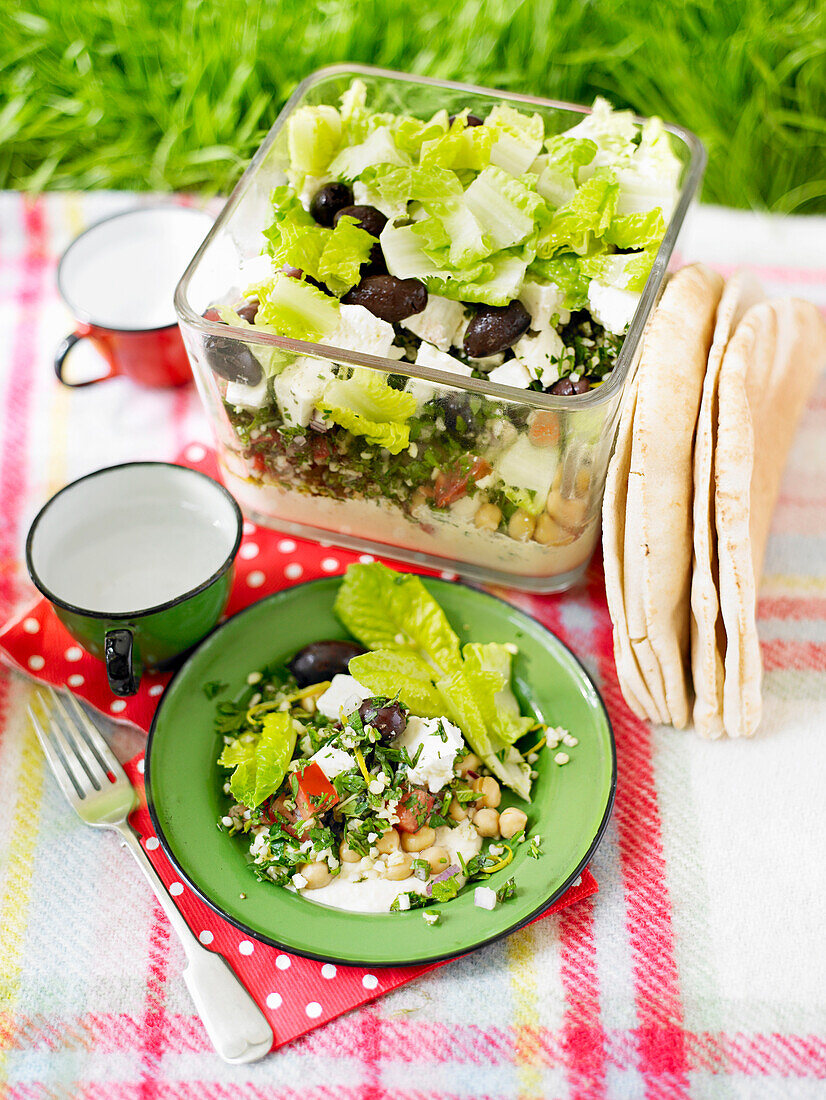 Gemischter Picknicksalat mit Feta, Oliven und Kichererbsen