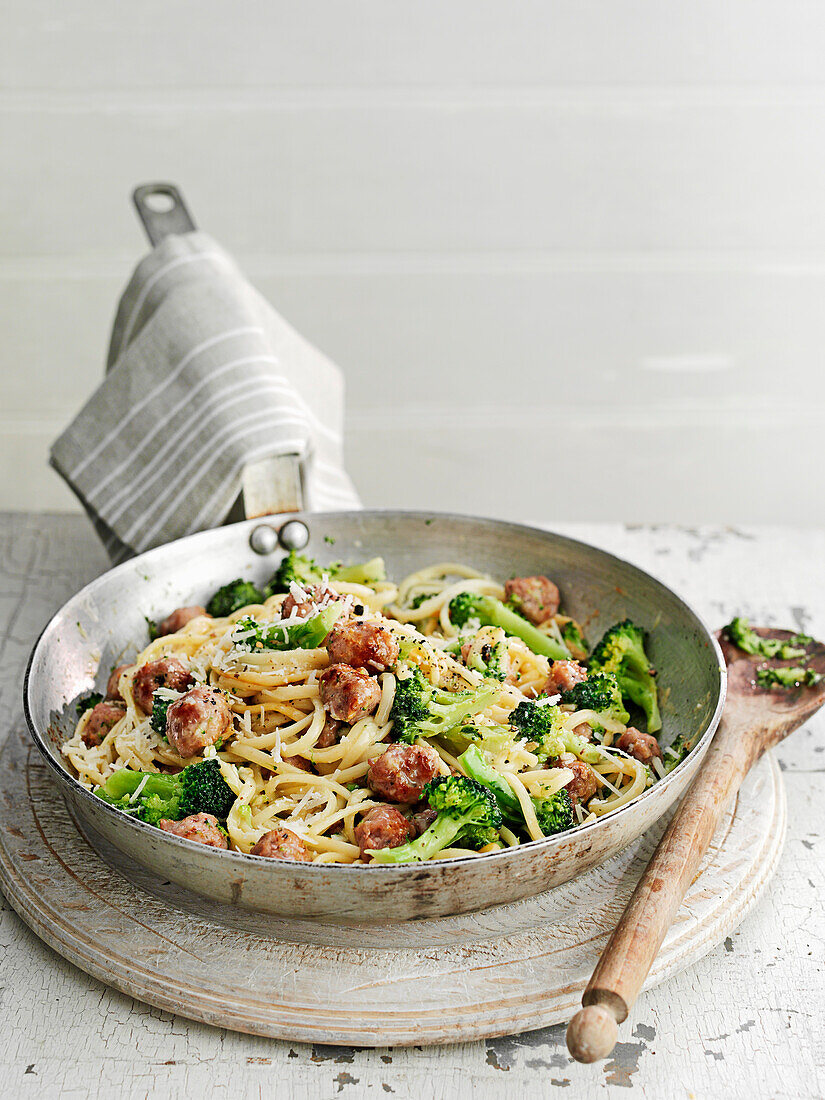 Spaghetti Carbonara mit Wurst und Brokkoli