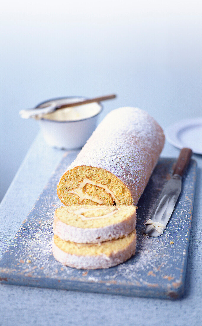 Zitronen-Biskuitroulade mit Kümmel