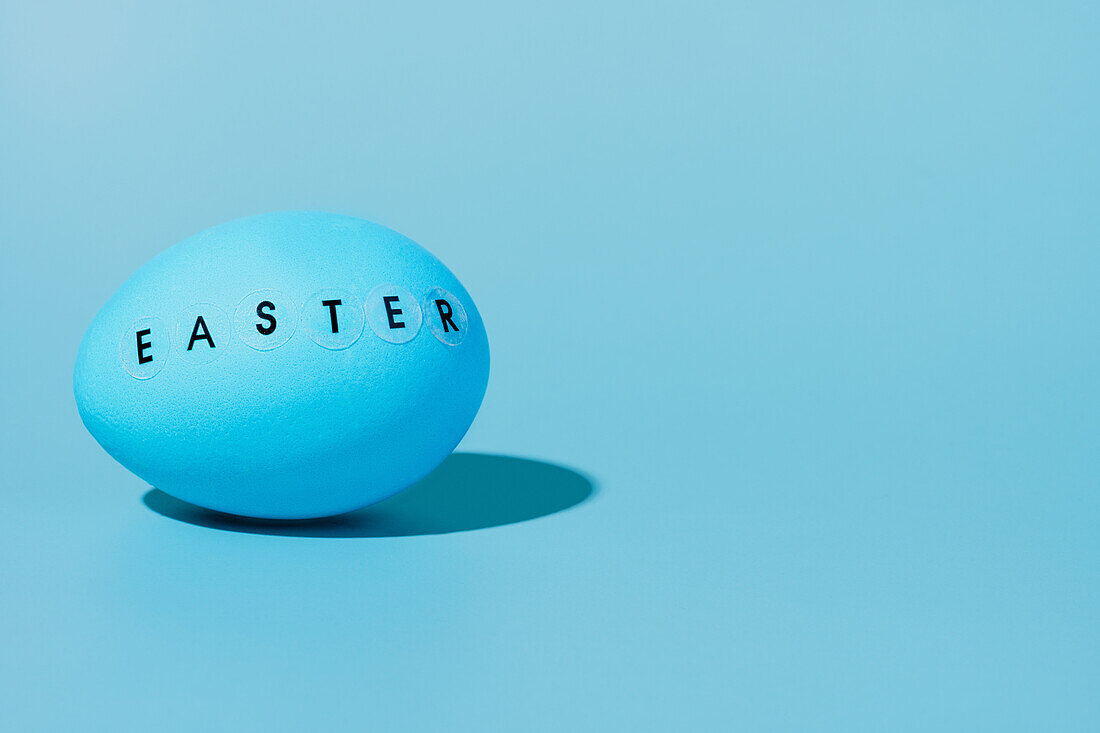 Blaues Ei mit 'Easter' Schriftzug