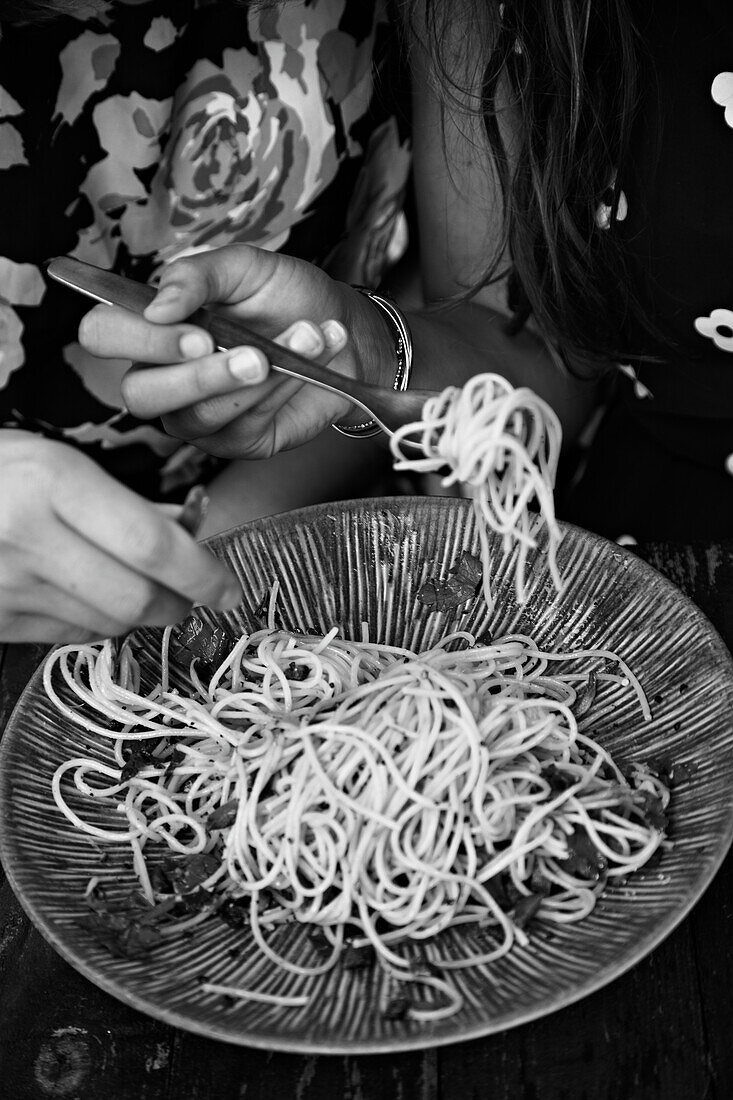 Linguine mit schwarzem Pfeffer, Pecorino, Petersilie und Pancetta (s-w-Aufnahme)