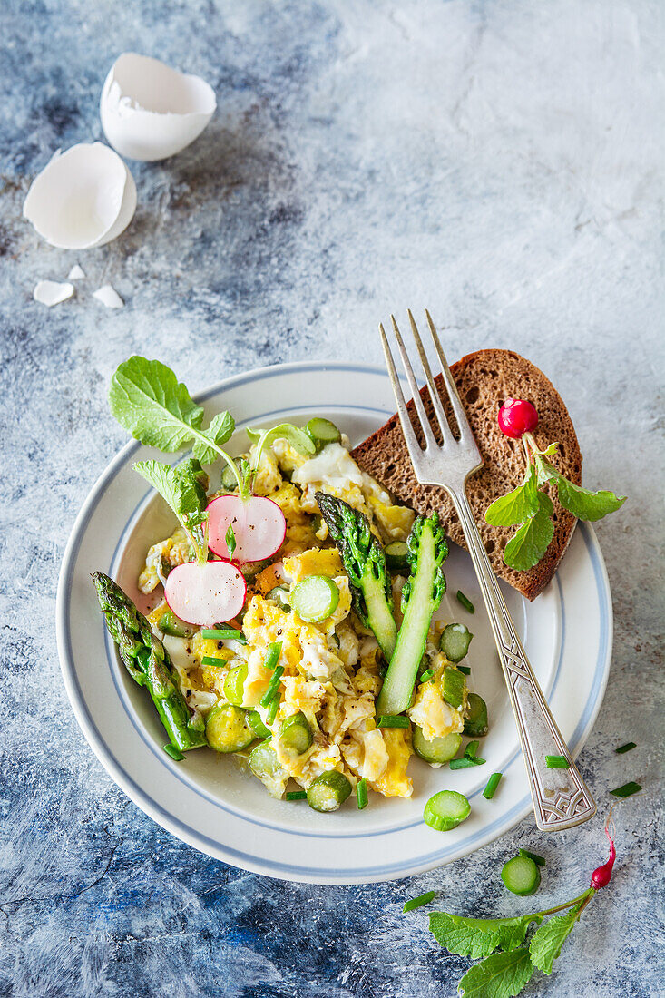 Scrambled eggs with green asparagus and wholemeal bread