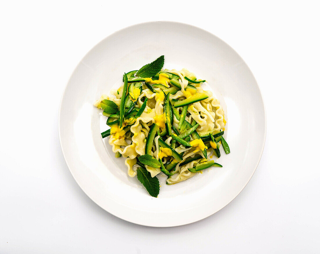 Reginelle with courgettes, herbs and saffron sauce