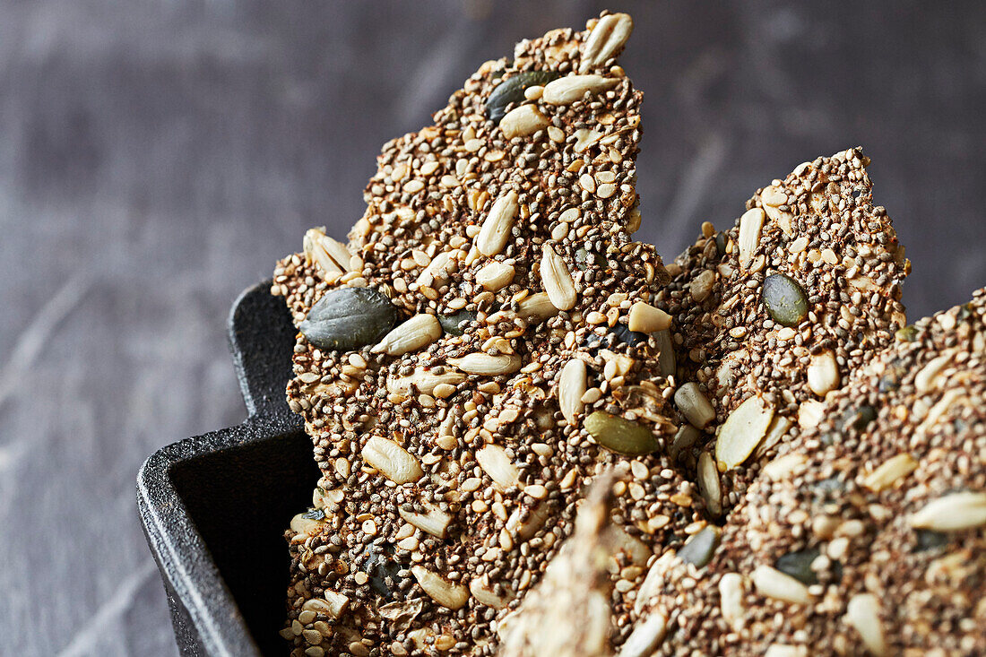 Selbstgebackenes Knäckebrot mit Körnern und Saaten