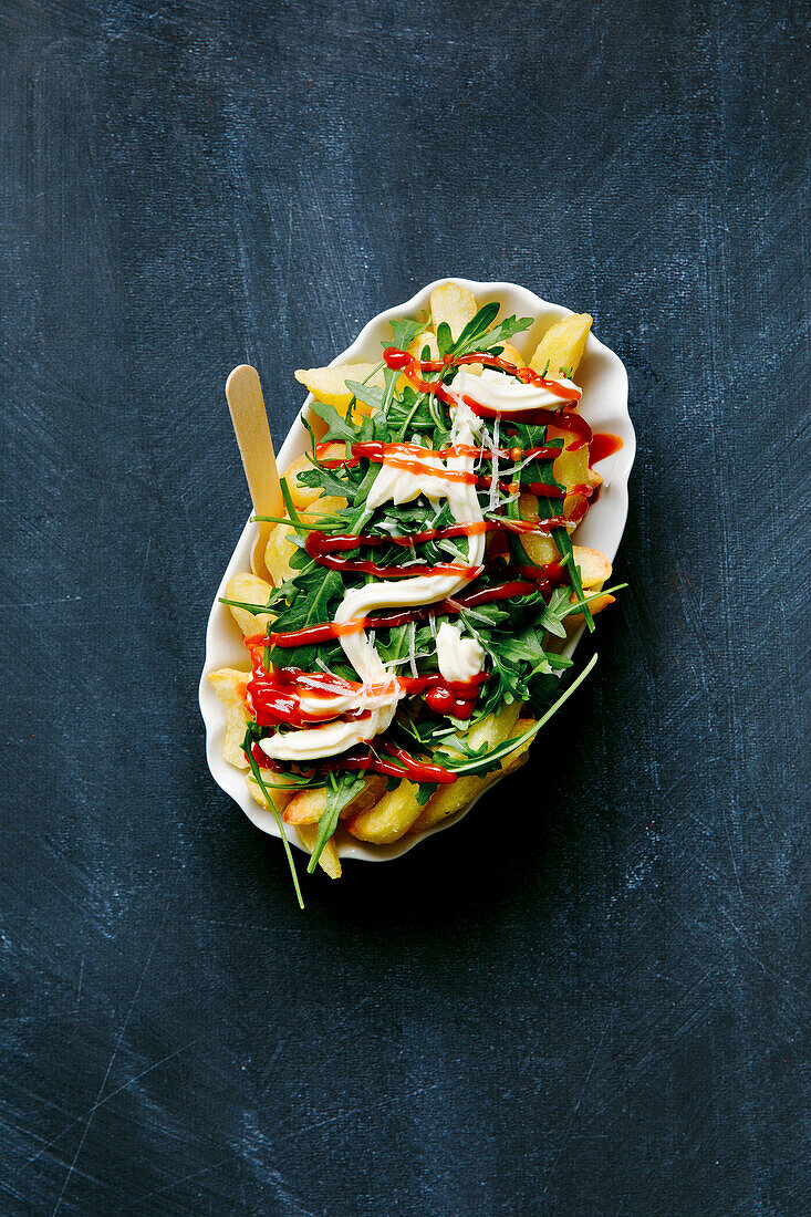 Pommes frites mit Rucola, Ketchup und veganer Mayonnaise