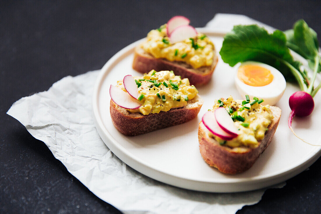 Belegtes Brot mit Eiersalat, garniert … – Bild kaufen – 13528510 Image ...