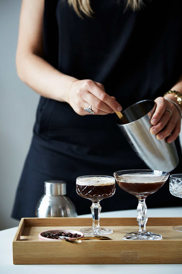 Martini-Espresso servieren