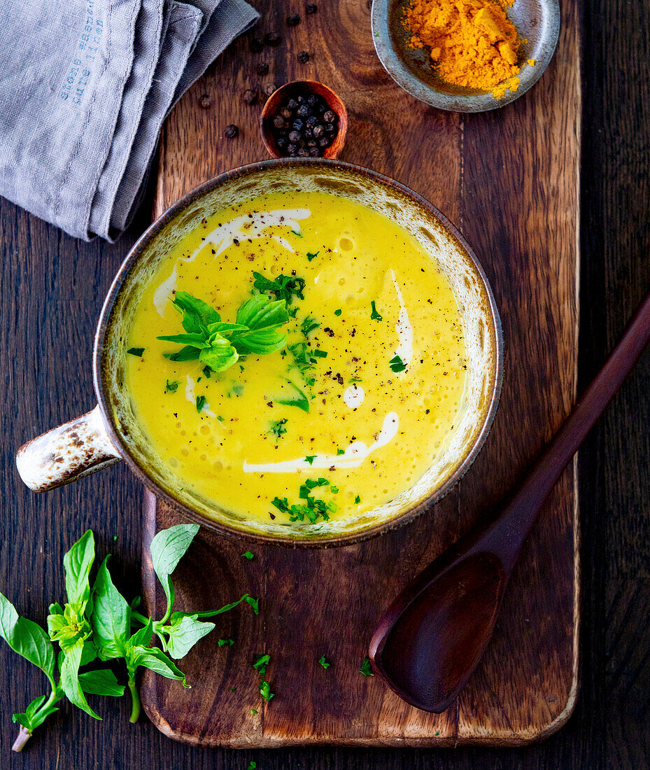 Parsnip soup with curry and basil