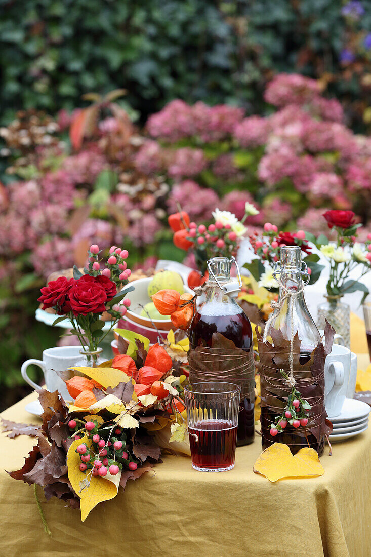 Herbstlich gedeckter Tisch mit Girlande aus Physalis