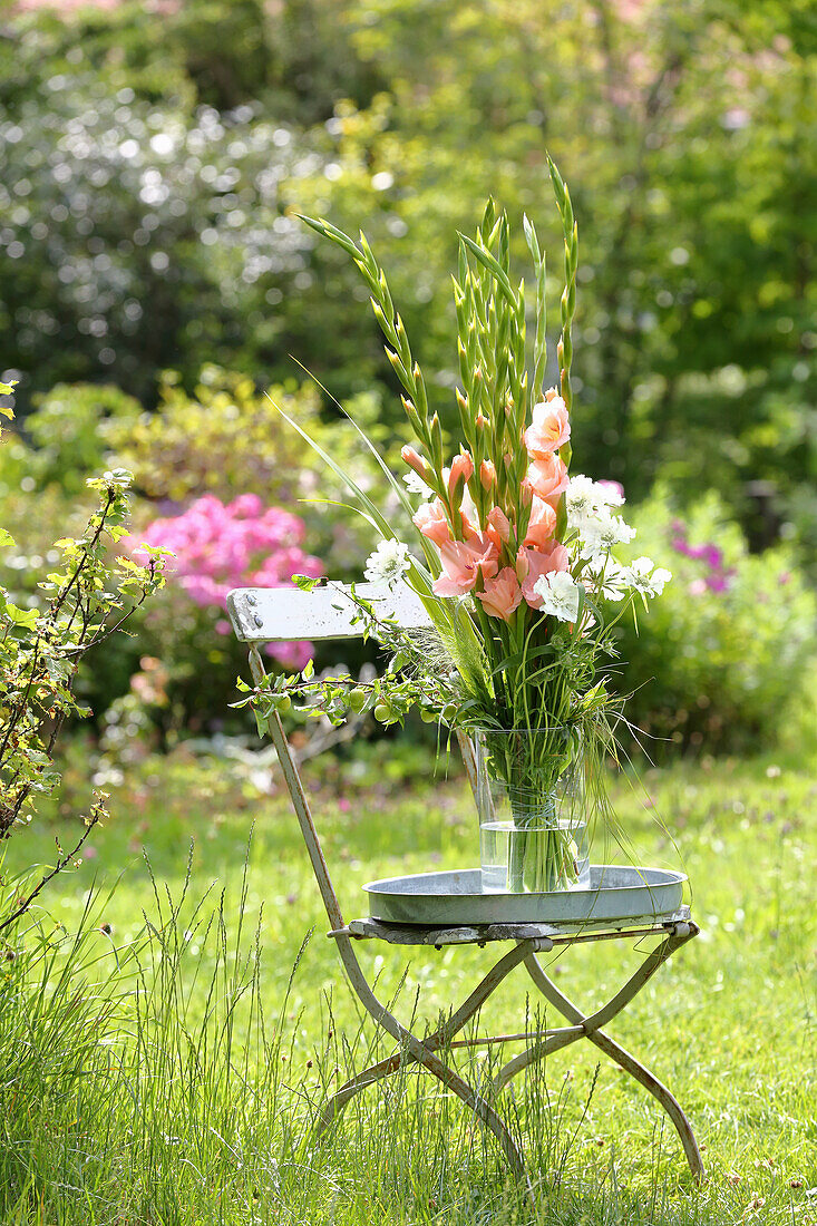 Sommerstrauß aus Gladiolen, Skabiosen, Rutenhirse und Mirabellenfrüchten