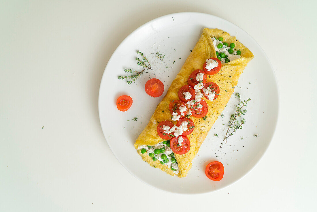 Omelette filled with cream cheese and peas