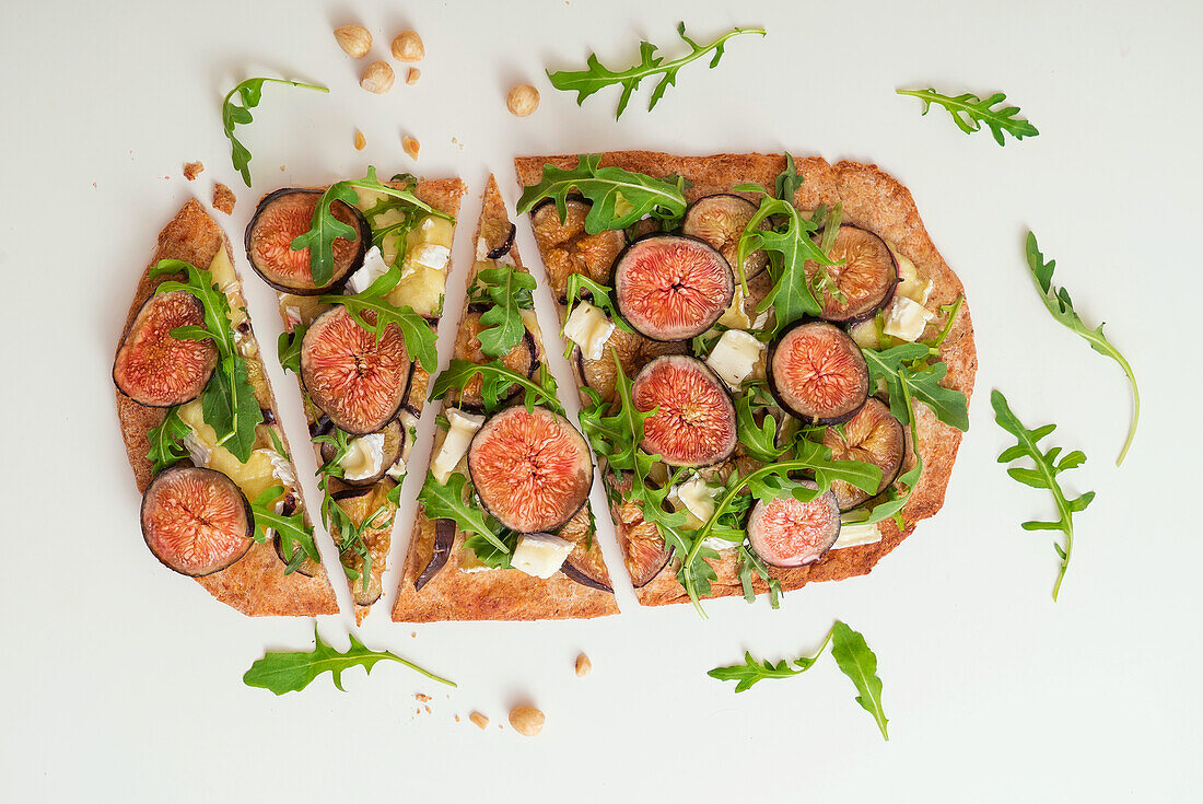 Pizza with figs, camembert and rocket salad