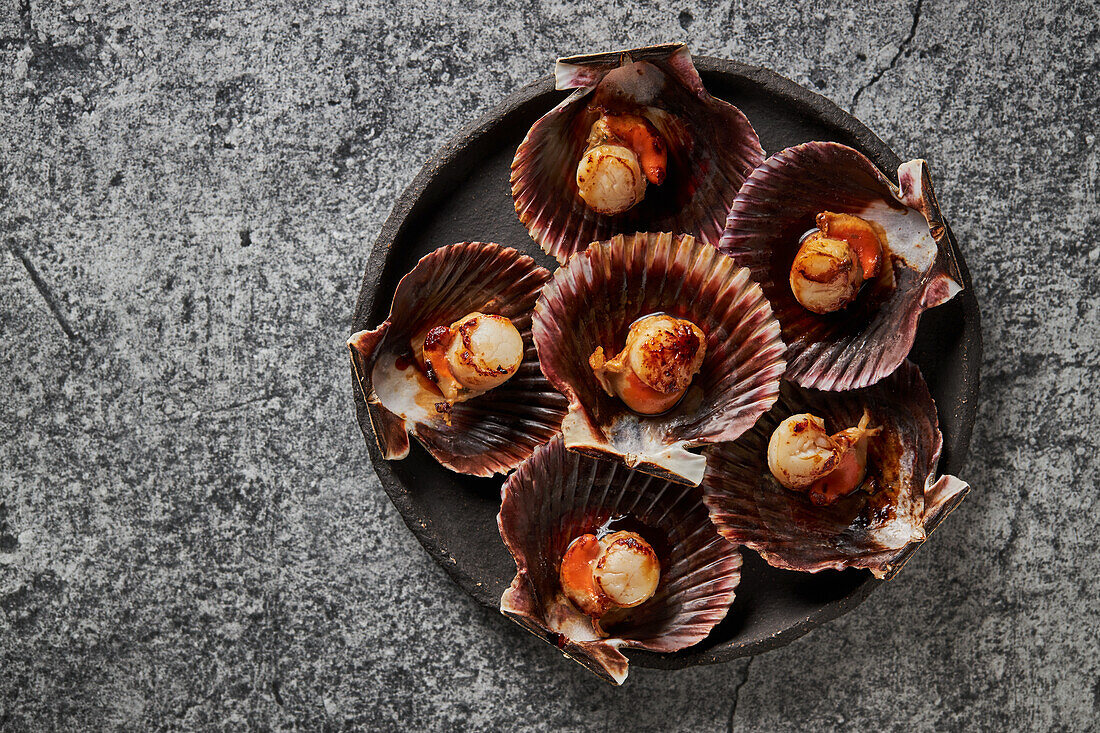 Roasted scallops with shells