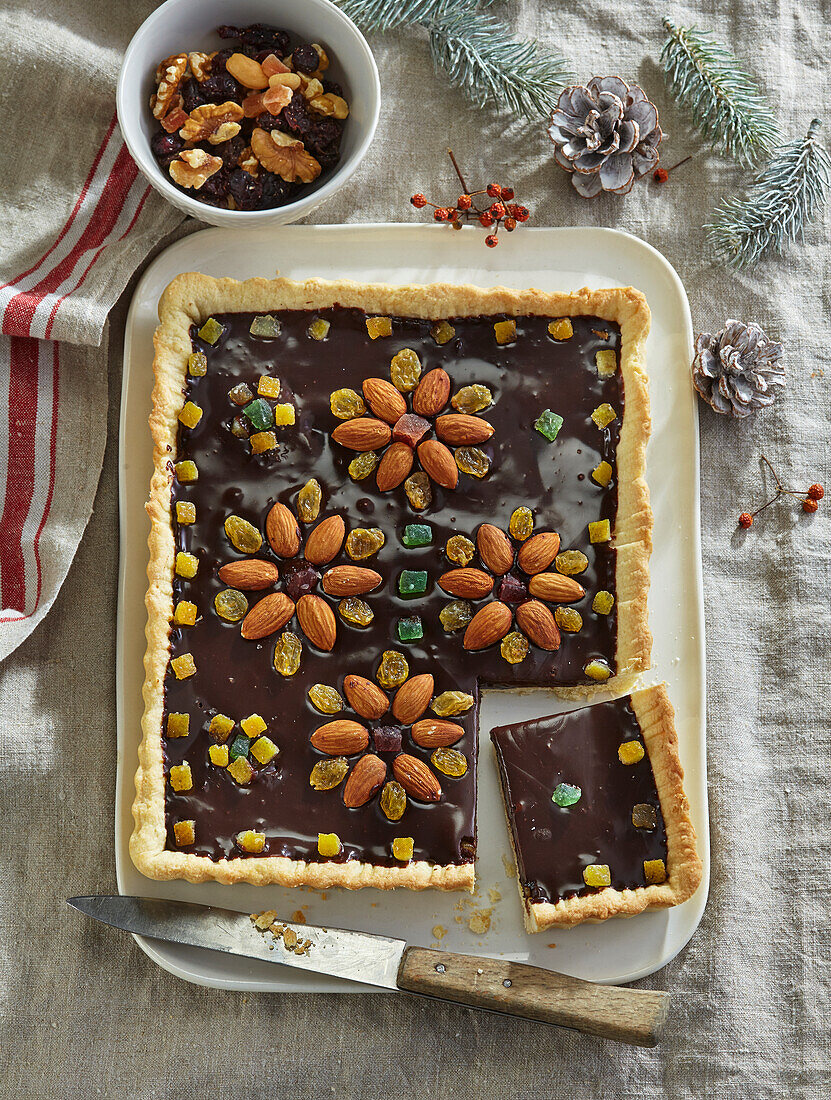 Weihnachtlicher Schokoladenkuchen mit Nüssen und kandierten Früchten