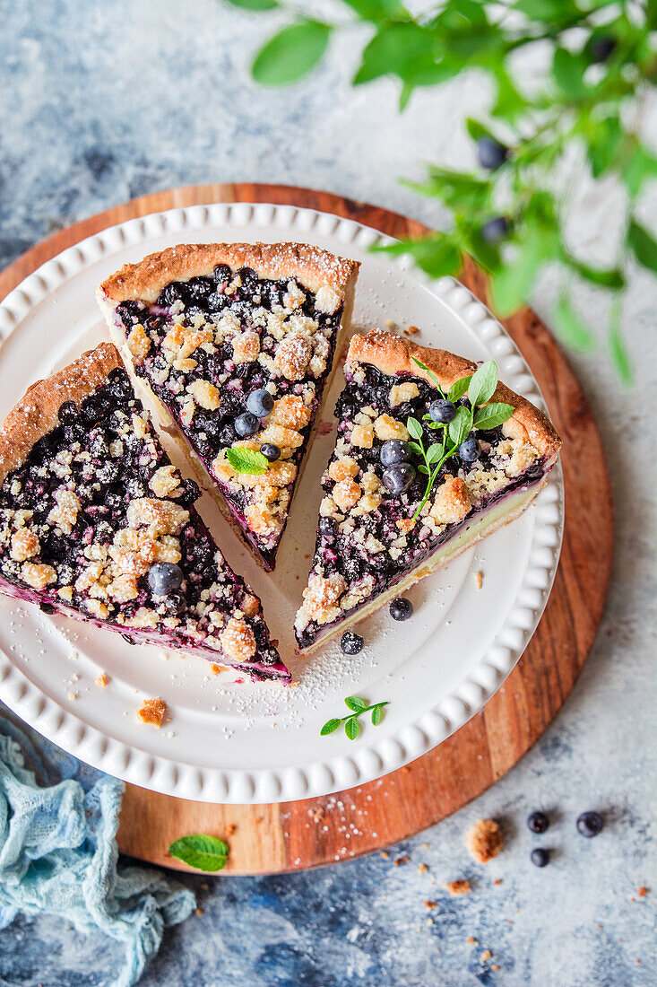 Portions of tarts with forest blueberries and pudding