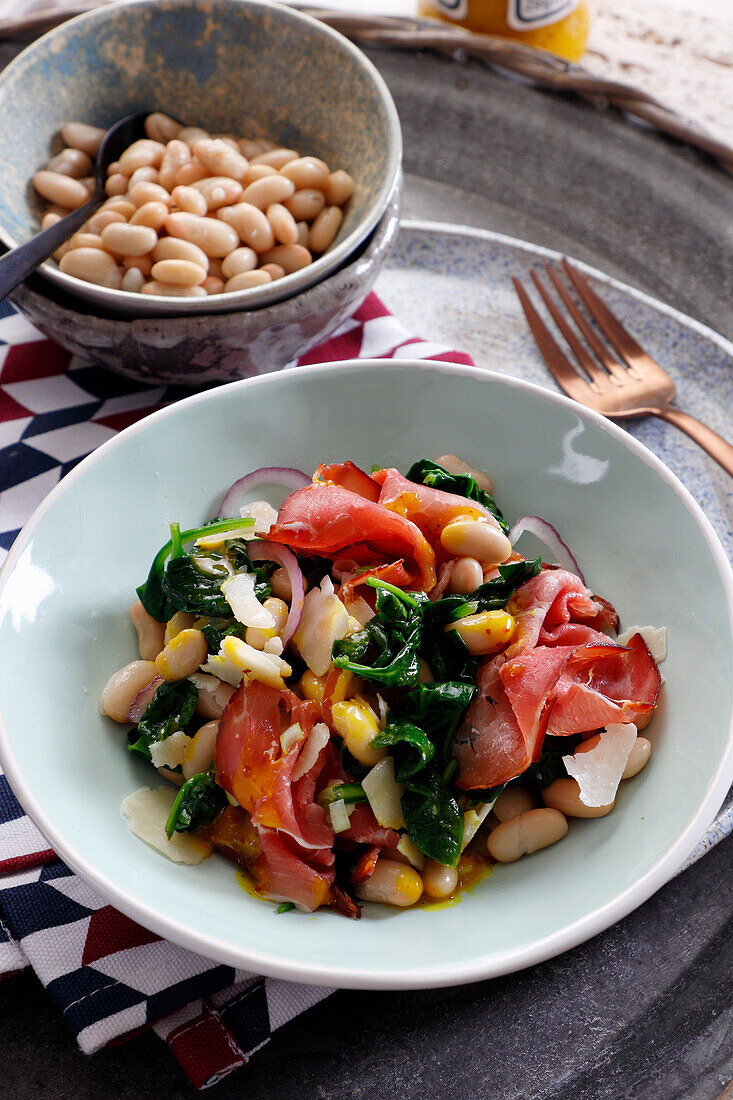 Salat mit weißen Bohnen, Schinken und Spinat