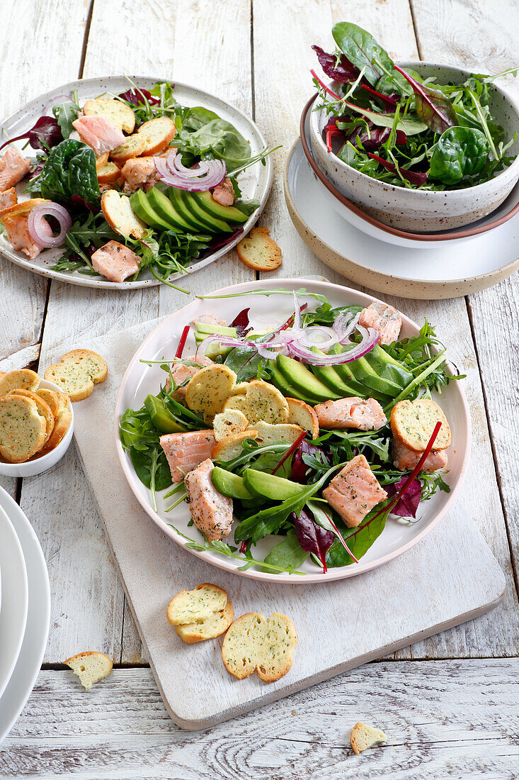 Gemüsesalat mit Lachs und Knoblauch-Brotchips