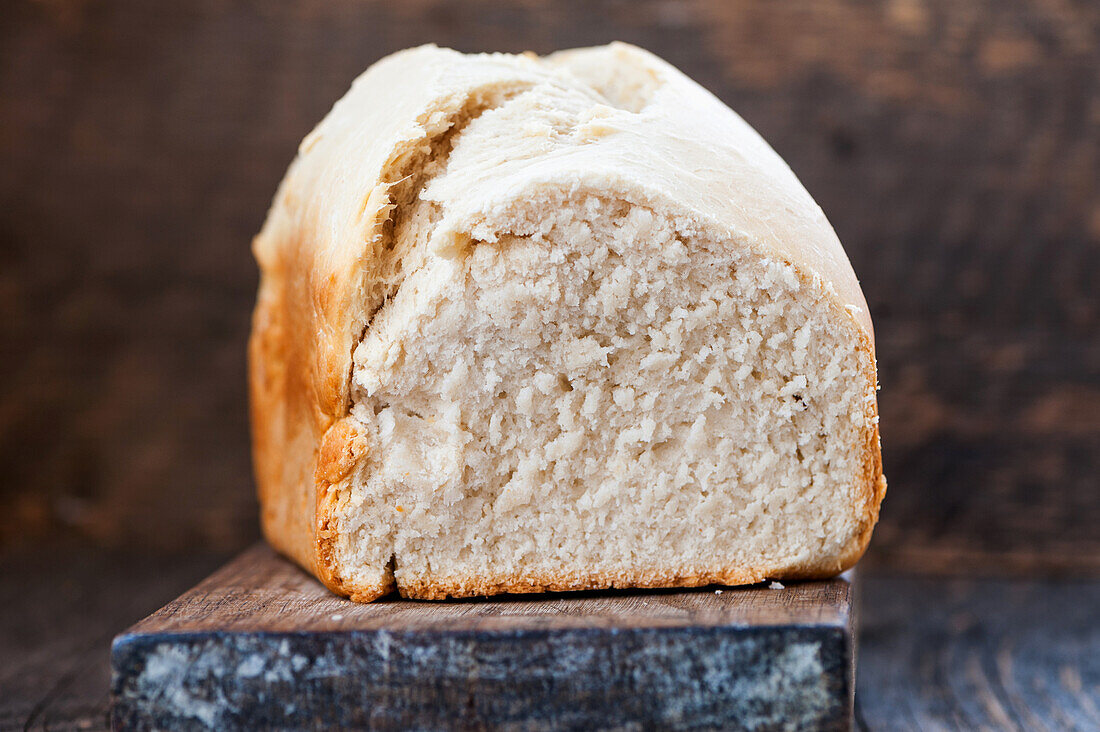 Hausgemachtes Weißbrot auf Holzuntergrund