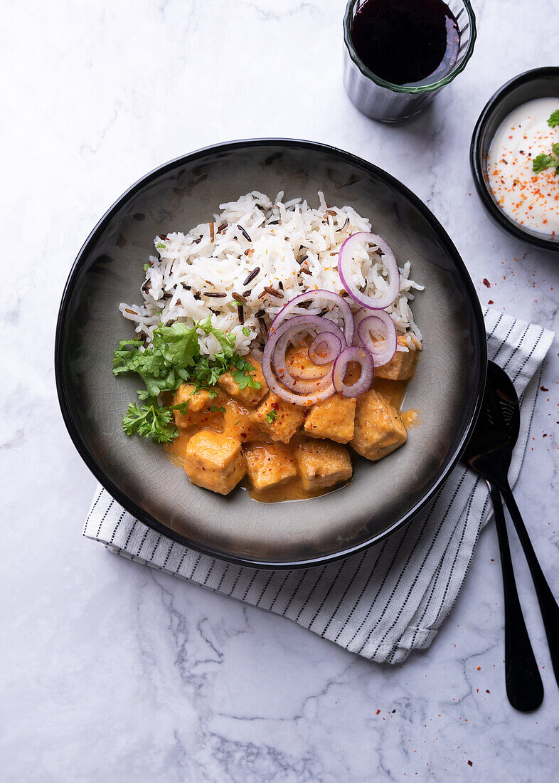 Veganes Tofu-Tikka-Masala mit Basmati-Wildreis-Mischung