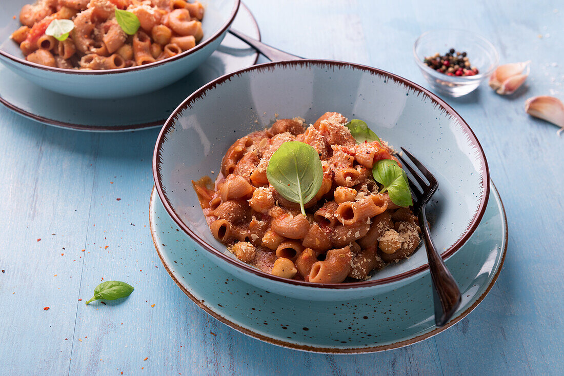 Vegane Dinkel-Vollkorn-Nudeln mit Tomaten-Kichererbsen-Sugo