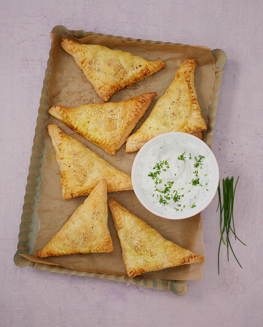 Vegane Blätterteigtaschen mit Möhren und Kohlrabi