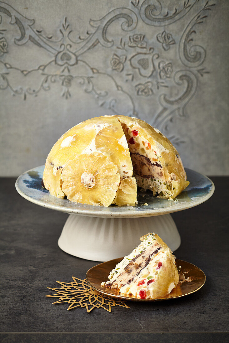 Cassata ice cream cake with gingerbread, speculoos and candied fruit