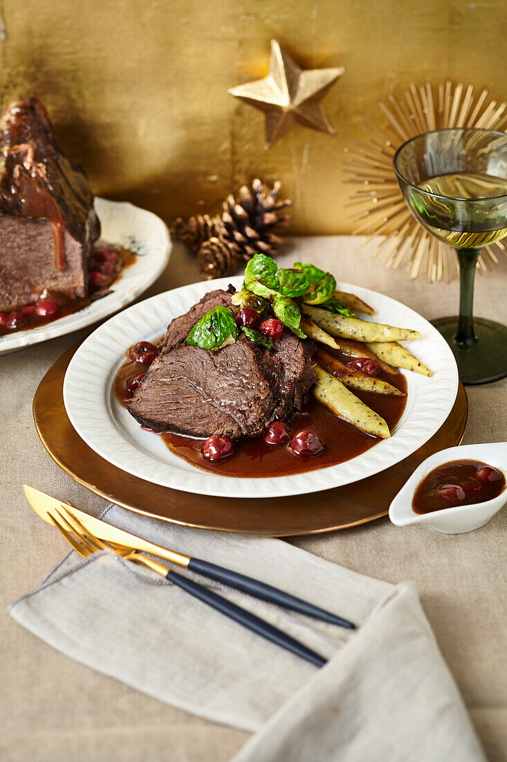 Sauerbraten mit Kirsch-Schmorfond und Chia-Kräuter-Schupfnudeln