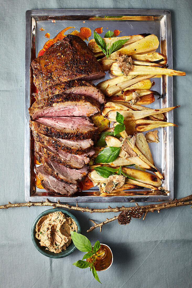 Schweinenacken mit gebackenen Pastinaken