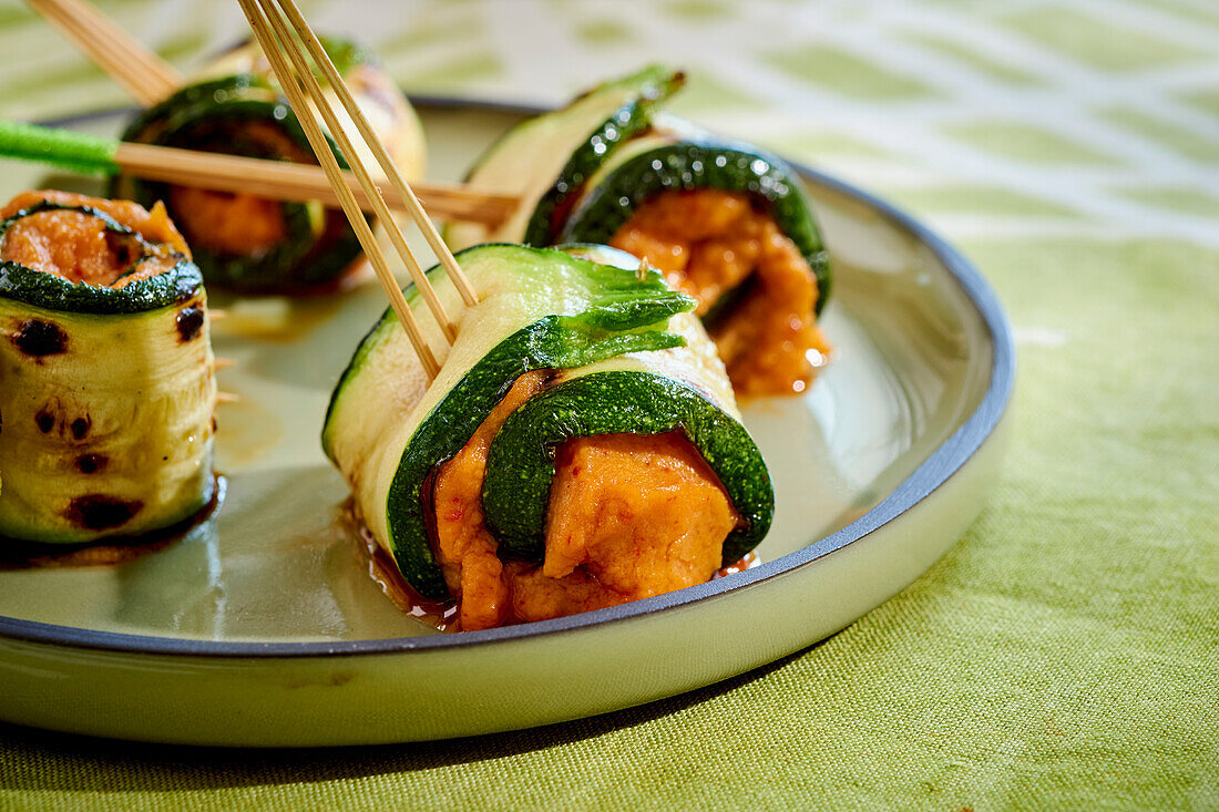 Zucchiniröllchen mit Tomaten-Hummus