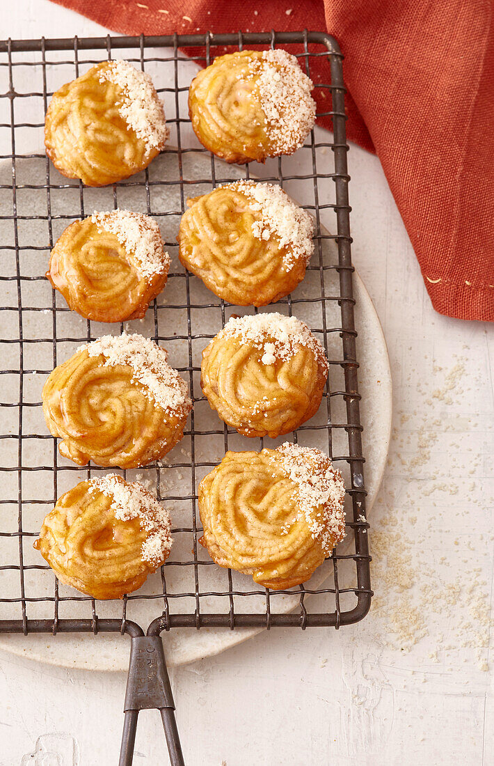 Spaghetti biscuits with apricot jam