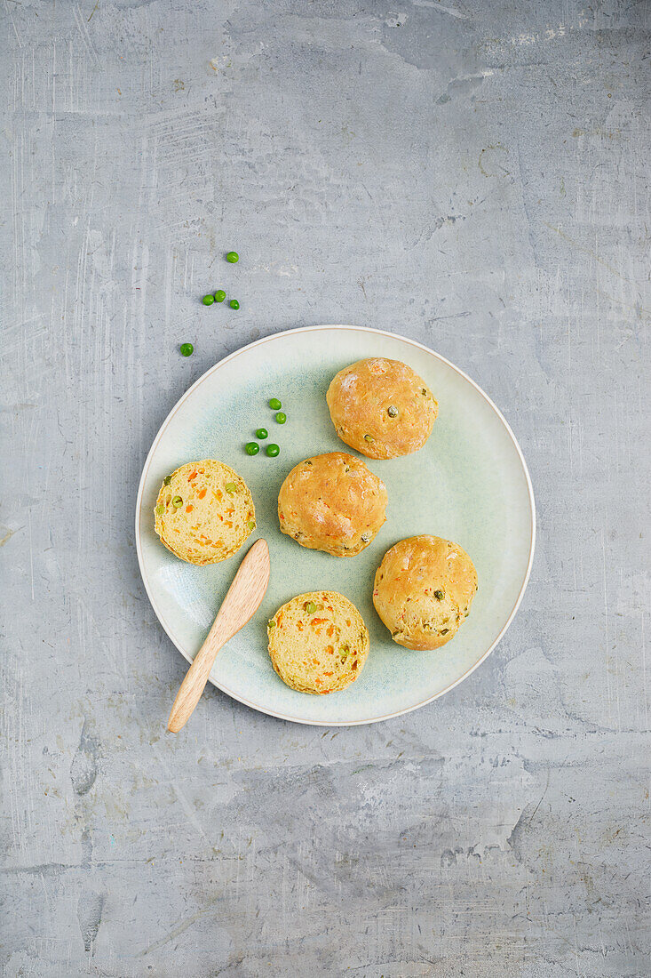 Spelt snack rolls with carrots, pears and peas