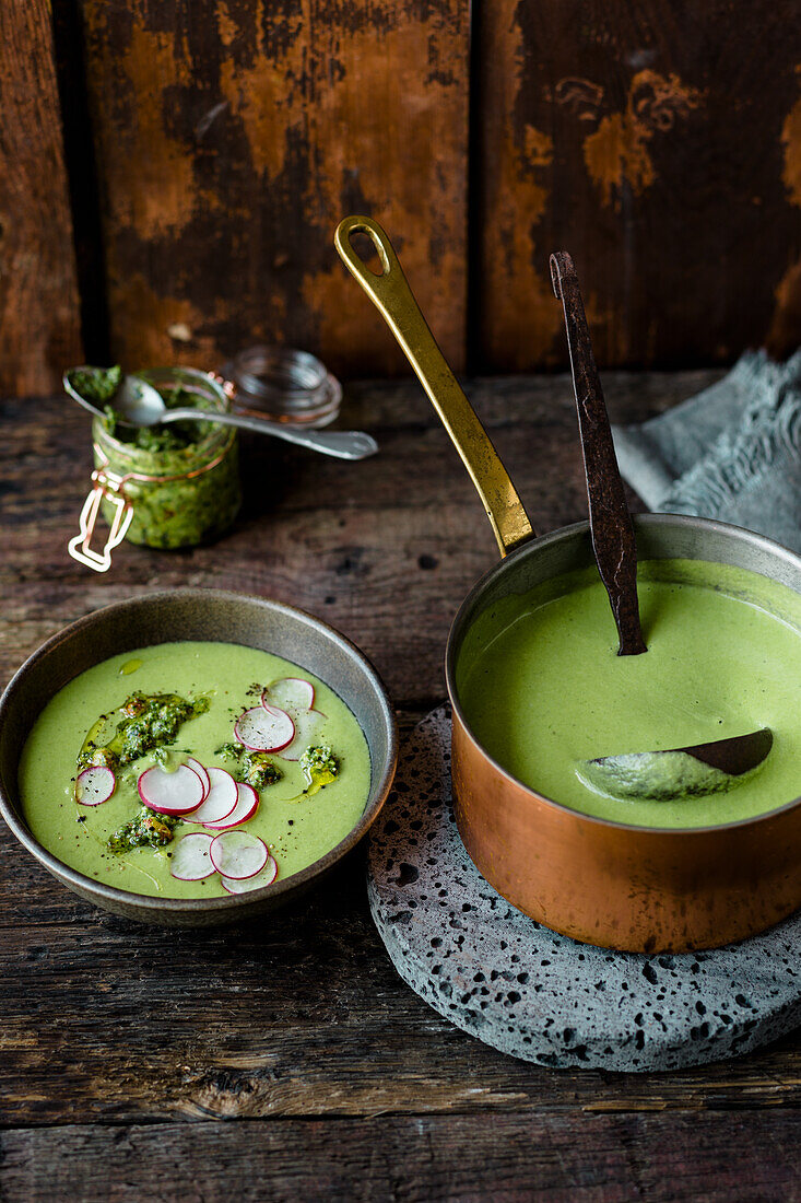 Cremige Feldsalat-Pastinaken-Suppe mit Feldsalat-Pesto