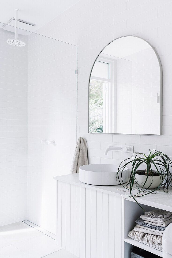 Arched mirror in the bathroom all in white