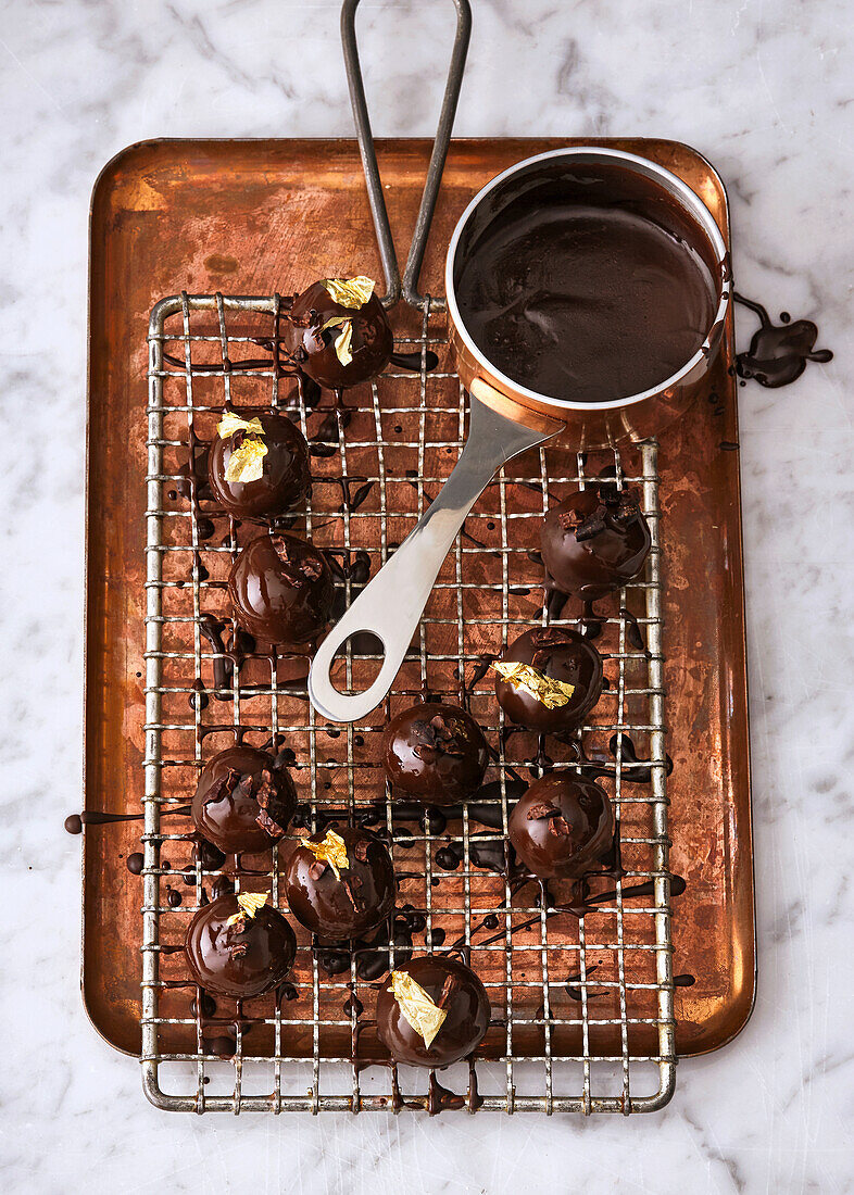 Mezcal balls with fine chocolate coating and dried apricots